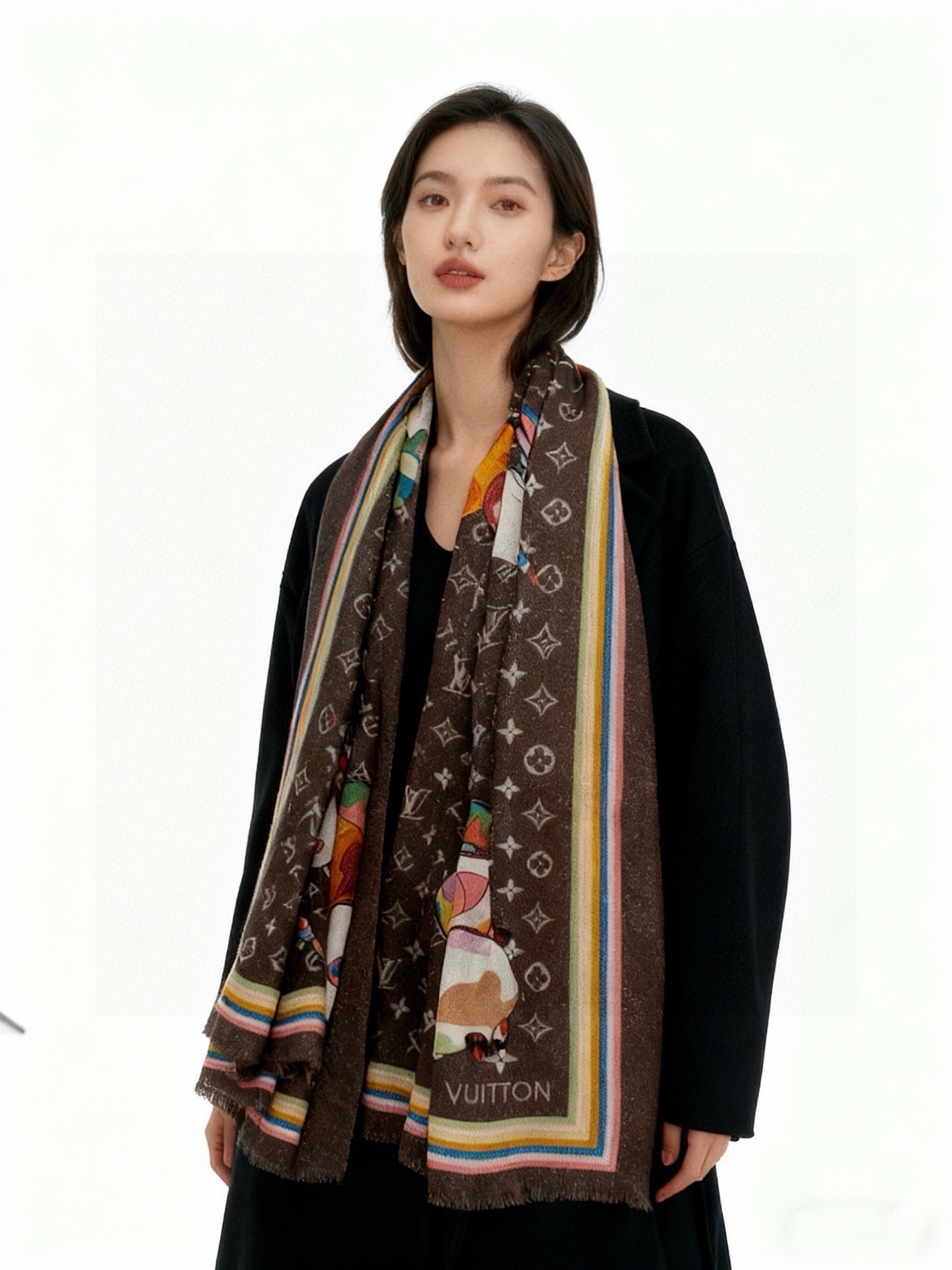 会发光发亮的围巾LV x TM Monogram SuPerflat Characters 丝绒方巾出自