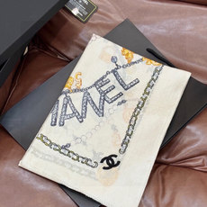 Chanel ~新品~“珠光宝气”【会发光发亮的围巾】这款经典单品展现强大而迷人的女性魅力精髓。诠释无限 Chanel ~新品~“珠光宝气”【会发光发亮的围巾】这款经典单品展现强大而迷人的女性魅力精髓。诠释无限