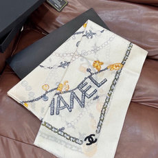 Chanel ~新品~“珠光宝气”【会发光发亮的围巾】这款经典单品展现强大而迷人的女性魅力精髓。诠释无限 Chanel ~新品~“珠光宝气”【会发光发亮的围巾】这款经典单品展现强大而迷人的女性魅力精髓。诠释无限