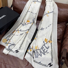 Chanel ~新品~“珠光宝气”【会发光发亮的围巾】这款经典单品展现强大而迷人的女性魅力精髓。诠释无限 Chanel ~新品~“珠光宝气”【会发光发亮的围巾】这款经典单品展现强大而迷人的女性魅力精髓。诠释无限