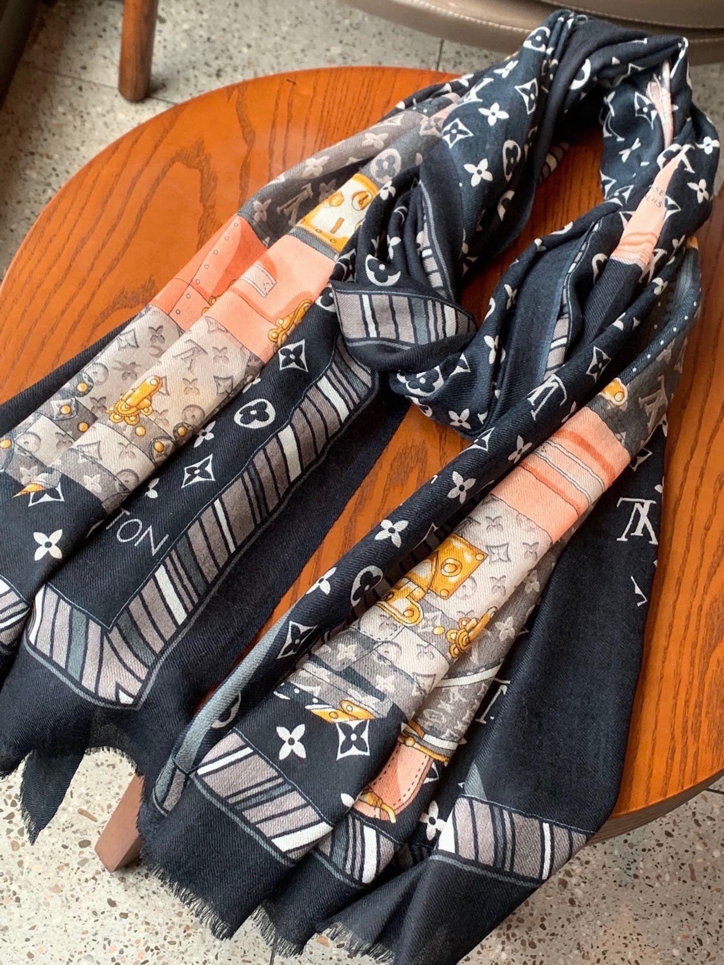 新款上😍真心赞‼ Airline Patches Monogram【V字标识长巾】羊绒长巾，披肩在秉承旅