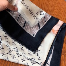 新款上😍真心赞‼ Airline Patches Monogram【V字标识长巾】羊绒长巾,披肩在秉承旅 新款上😍真心赞‼ Airline Patches Monogram【V字标识长巾】羊绒长巾,披肩在秉承旅
