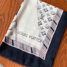 新款上😍真心赞‼ Airline Patches Monogram【V字标识长巾】羊绒长巾,披肩在秉承旅 新款上😍真心赞‼ Airline Patches Monogram【V字标识长巾】羊绒长巾,披肩在秉承旅