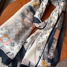 新款上😍真心赞‼ Airline Patches Monogram【V字标识长巾】羊绒长巾,披肩在秉承旅 新款上😍真心赞‼ Airline Patches Monogram【V字标识长巾】羊绒长巾,披肩在秉承旅