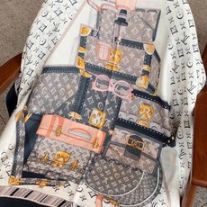 新款上😍真心赞‼ Airline Patches Monogram【V字标识长巾】羊绒长巾,披肩在秉承旅 新款上😍真心赞‼ Airline Patches Monogram【V字标识长巾】羊绒长巾,披肩在秉承旅