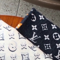 新款上😍真心赞‼ Airline Patches Monogram【V字标识长巾】羊绒长巾,披肩在秉承旅 新款上😍真心赞‼ Airline Patches Monogram【V字标识长巾】羊绒长巾,披肩在秉承旅