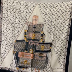 新款上😍真心赞‼ Airline Patches Monogram【V字标识长巾】羊绒长巾,披肩在秉承旅 新款上😍真心赞‼ Airline Patches Monogram【V字标识长巾】羊绒长巾,披肩在秉承旅