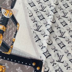 新款上😍真心赞‼ Airline Patches Monogram【V字标识长巾】羊绒长巾,披肩在秉承旅 新款上😍真心赞‼ Airline Patches Monogram【V字标识长巾】羊绒长巾,披肩在秉承旅
