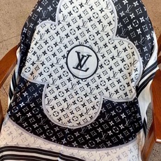 又时髦又百搭!LV新款老花长巾】提升气质和品味的好单品!!四季必备!!真的无敌实用!!Lv难得的羊绒长巾 又时髦又百搭!LV新款老花长巾】提升气质和品味的好单品!!四季必备!!真的无敌实用!!Lv难得的羊绒长巾