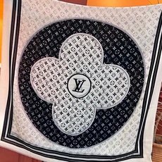 又时髦又百搭!LV新款老花长巾】提升气质和品味的好单品!!四季必备!!真的无敌实用!!Lv难得的羊绒长巾 又时髦又百搭!LV新款老花长巾】提升气质和品味的好单品!!四季必备!!真的无敌实用!!Lv难得的羊绒长巾