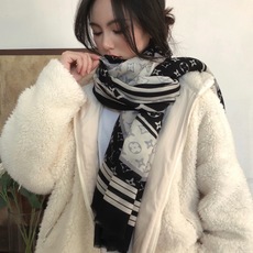 又时髦又百搭!LV新款老花长巾】提升气质和品味的好单品!!四季必备!!真的无敌实用!!Lv难得的羊绒长巾 又时髦又百搭!LV新款老花长巾】提升气质和品味的好单品!!四季必备!!真的无敌实用!!Lv难得的羊绒长巾