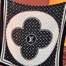 又时髦又百搭!LV新款老花长巾】提升气质和品味的好单品!!四季必备!!真的无敌实用!!Lv难得的羊绒长巾 又时髦又百搭!LV新款老花长巾】提升气质和品味的好单品!!四季必备!!真的无敌实用!!Lv难得的羊绒长巾