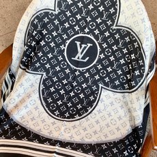 又时髦又百搭!LV新款老花长巾】提升气质和品味的好单品!!四季必备!!真的无敌实用!!Lv难得的羊绒长巾 又时髦又百搭!LV新款老花长巾】提升气质和品味的好单品!!四季必备!!真的无敌实用!!Lv难得的羊绒长巾