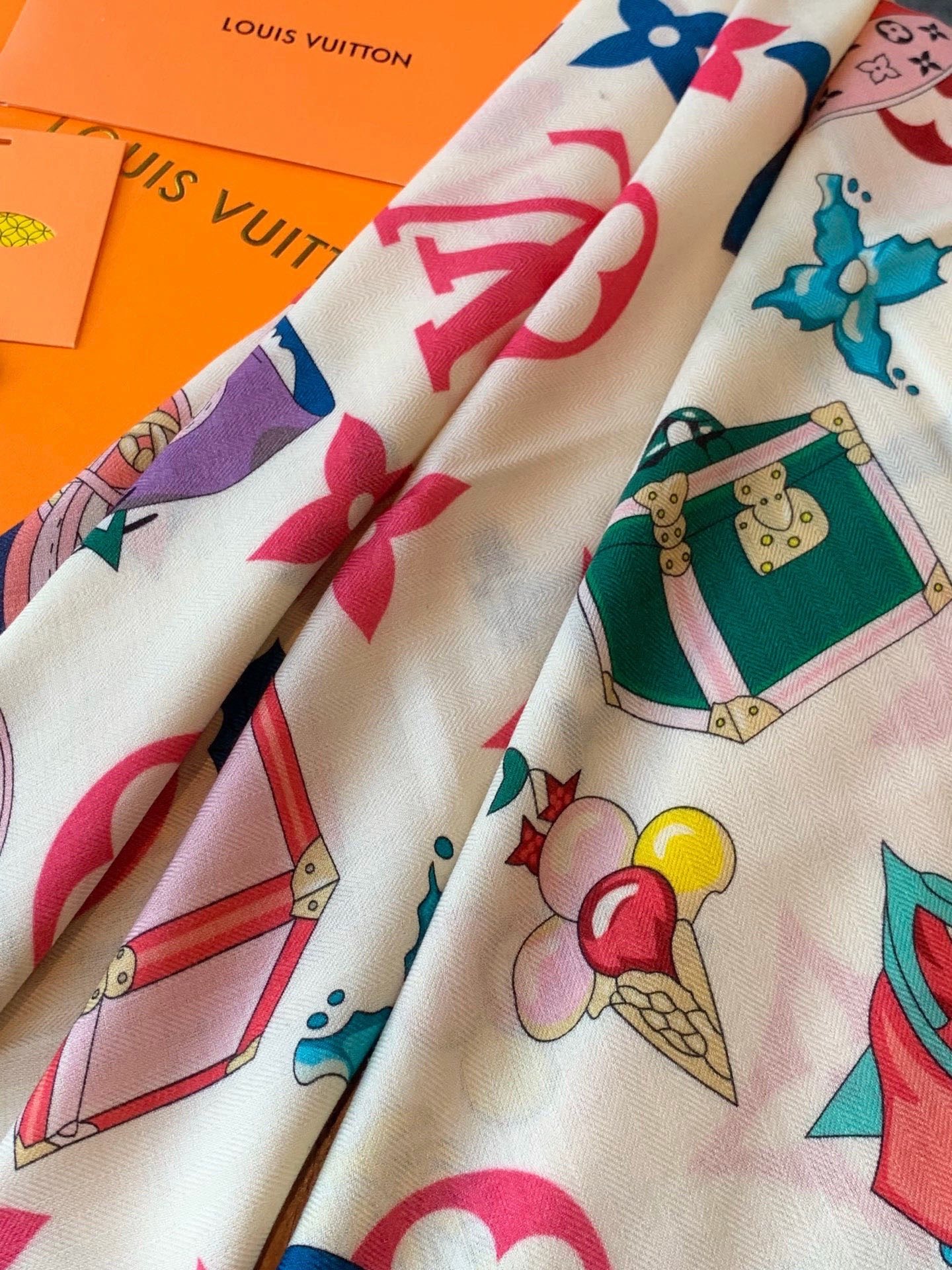 LV x TM 140披肩【140顶级丝绒双面同色披肩】本款L Multicolor披肩出自路易威登与知