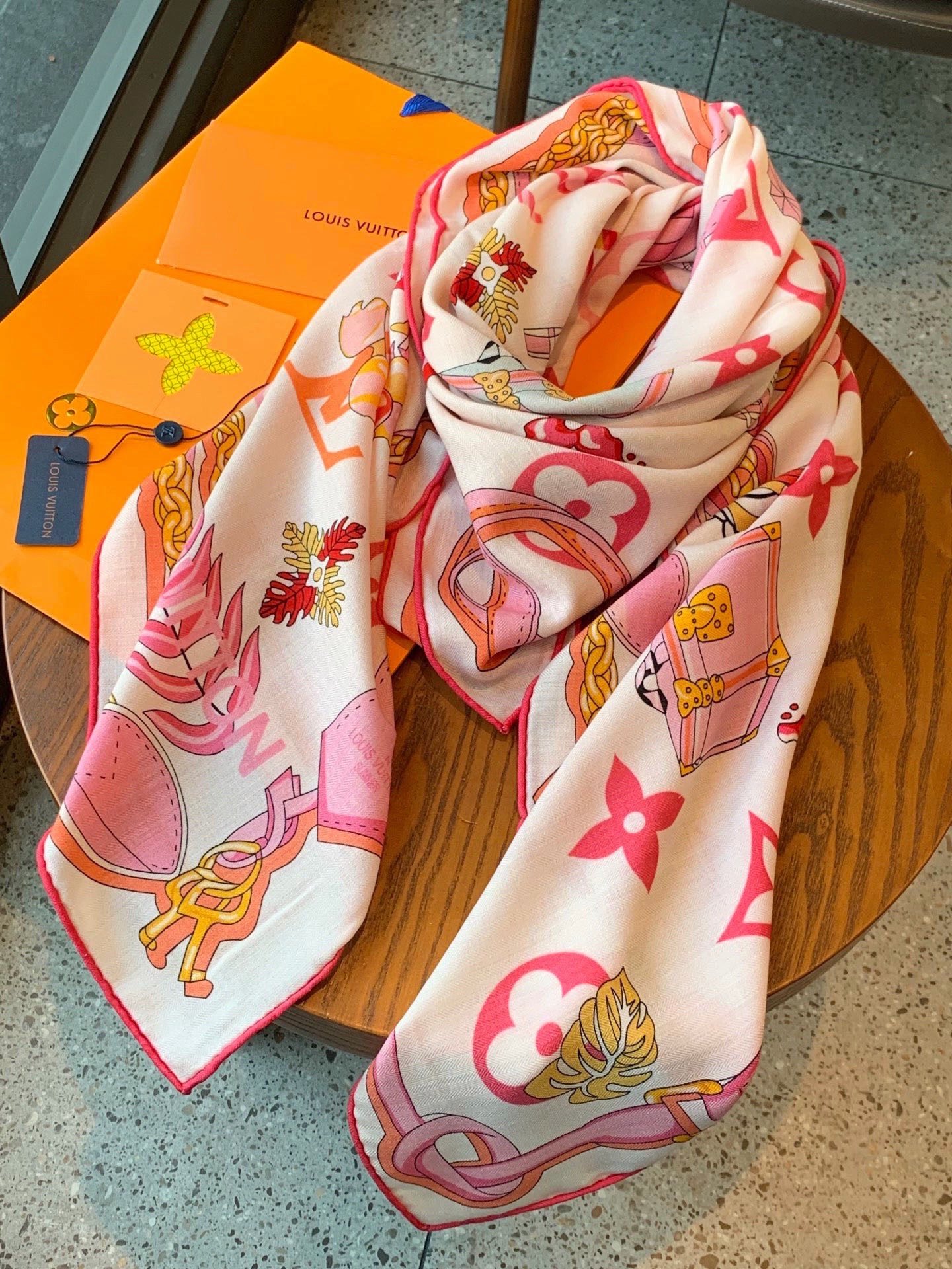 LV x TM 140披肩【140顶级丝绒双面同色披肩】本款L Multicolor披肩出自路易威登与知