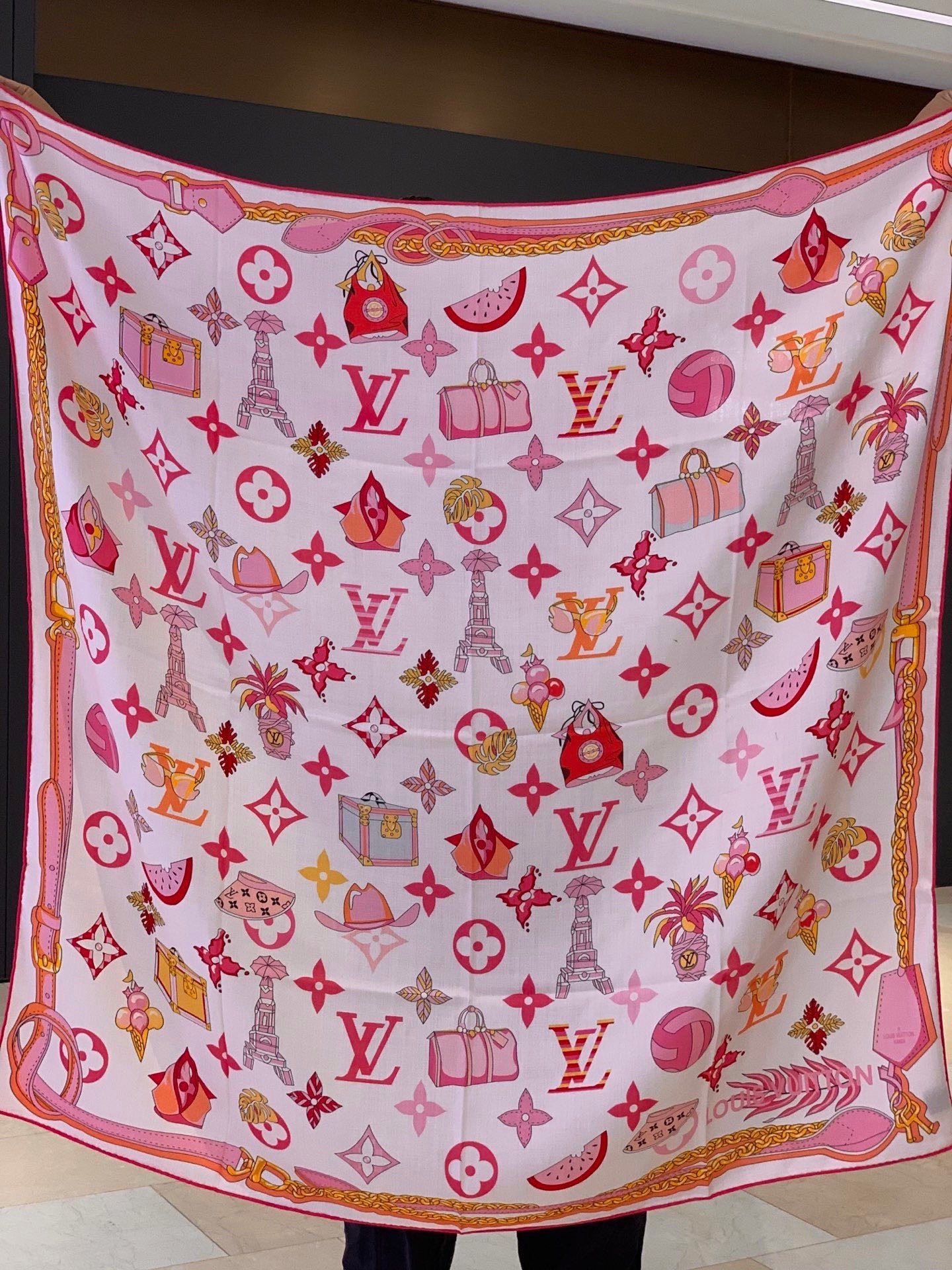 LV x TM 140披肩【140顶级丝绒双面同色披肩】本款L Multicolor披肩出自路易威登与知