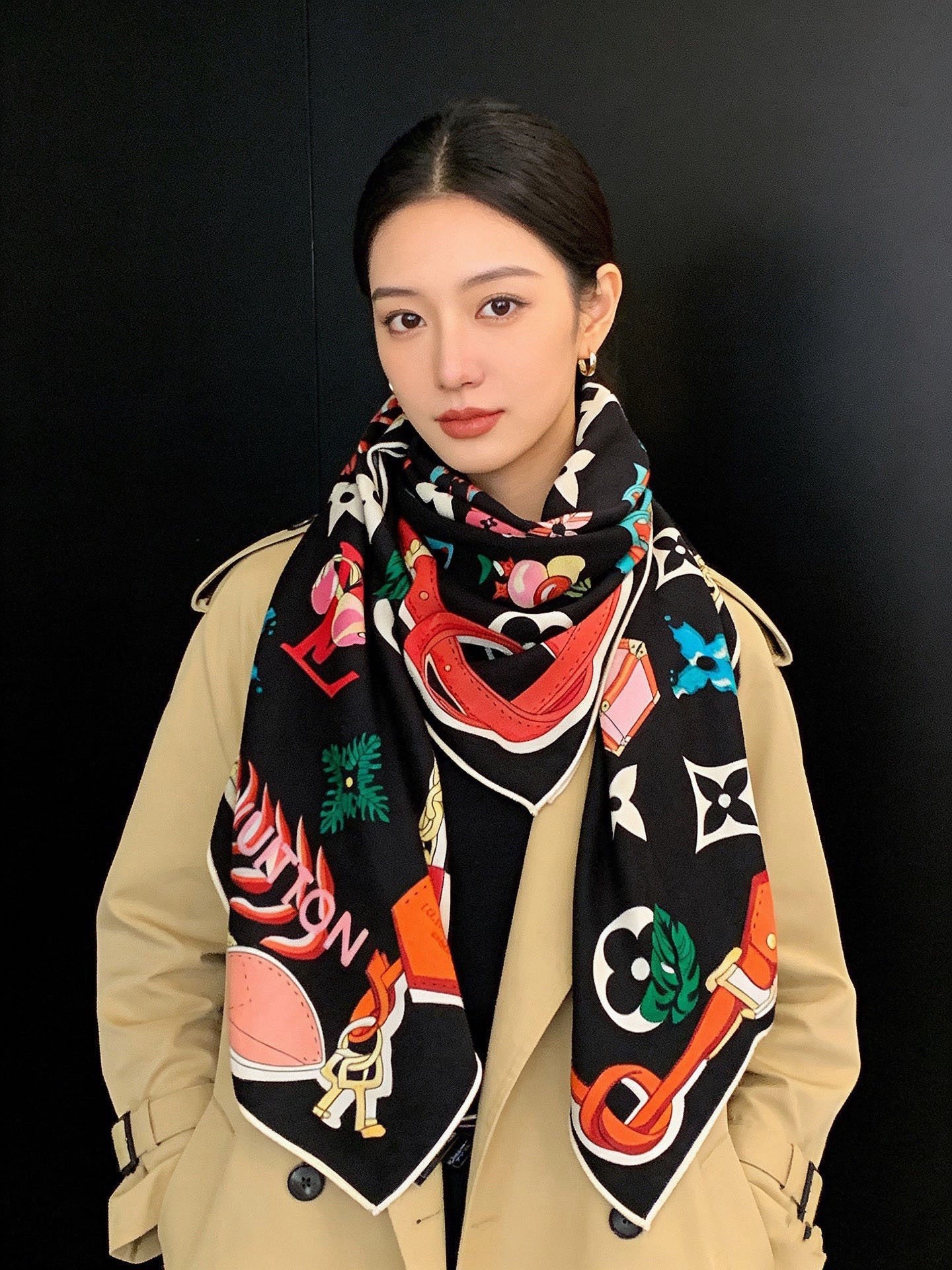 LV x TM 140披肩【140顶级丝绒双面同色披肩】本款L Multicolor披肩出自路易威登与知