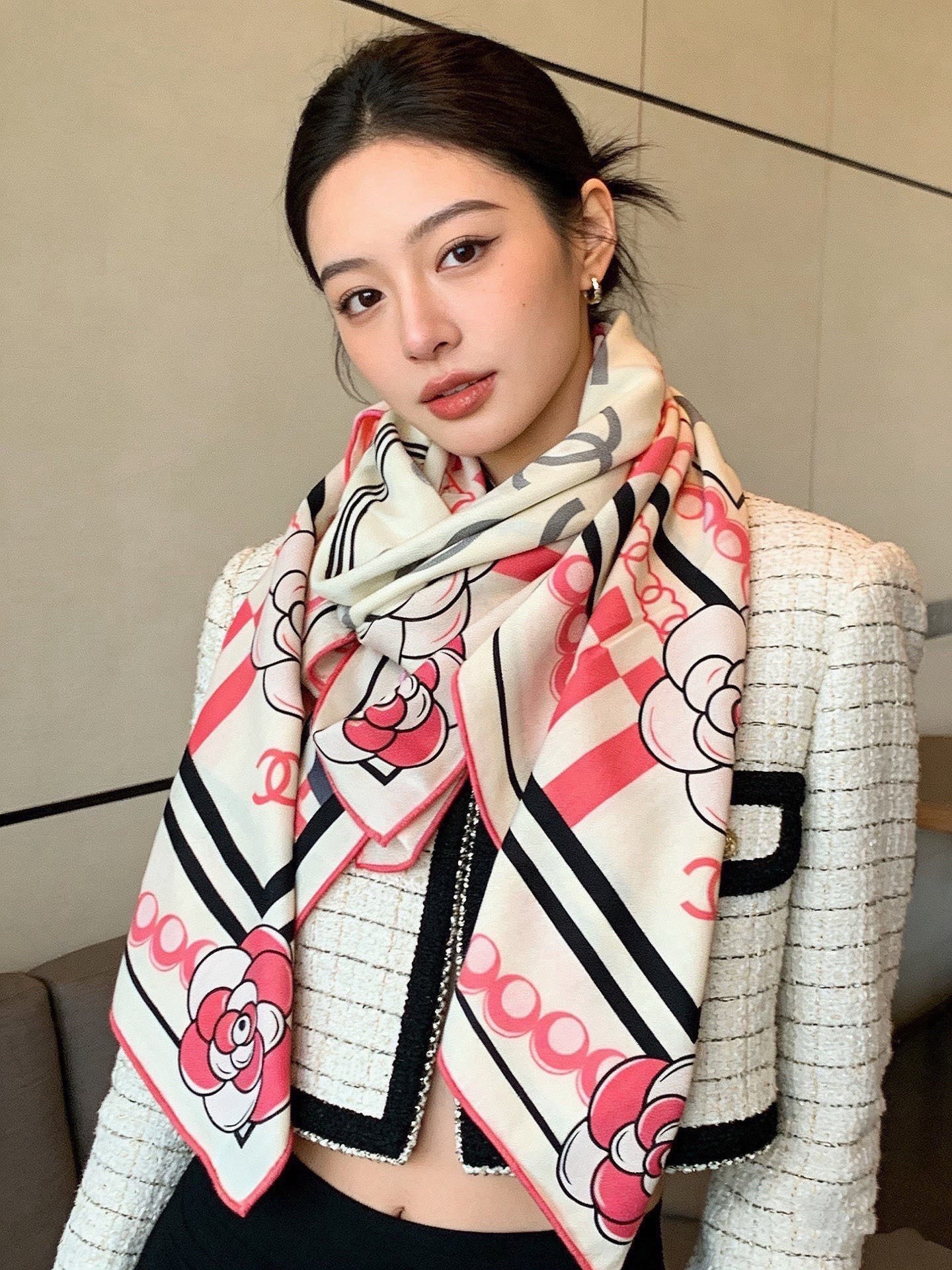 高级成衣系列～Chanel 【140双面同色丝绒披肩】此系列谱写一曲自由轻灵的赞歌本系列作品创新演绎品牌