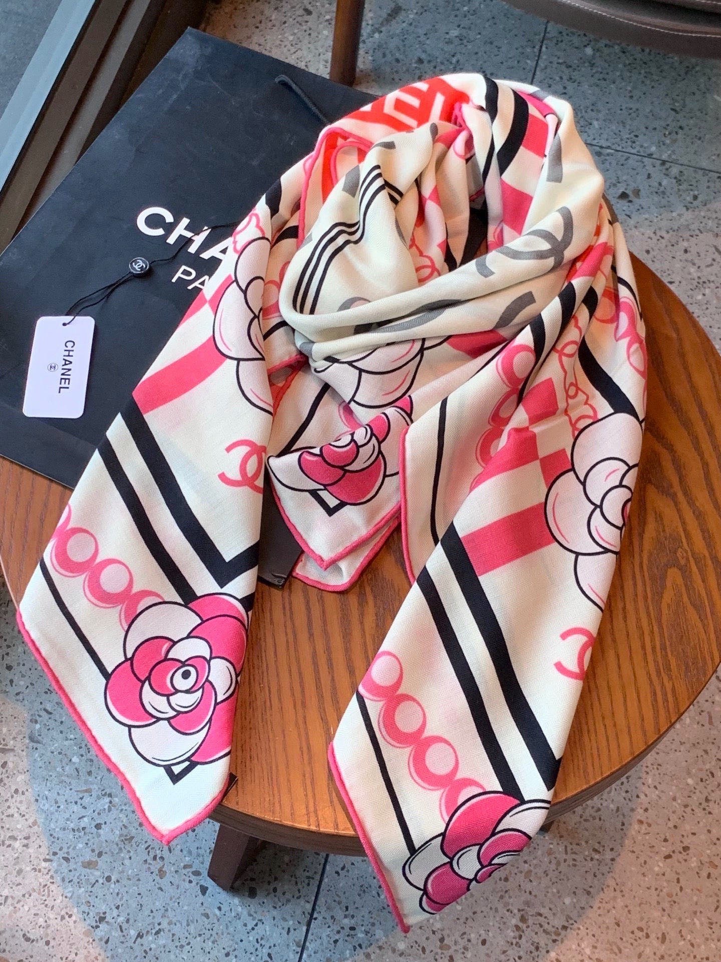 高级成衣系列～Chanel 【140双面同色丝绒披肩】此系列谱写一曲自由轻灵的赞歌本系列作品创新演绎品牌