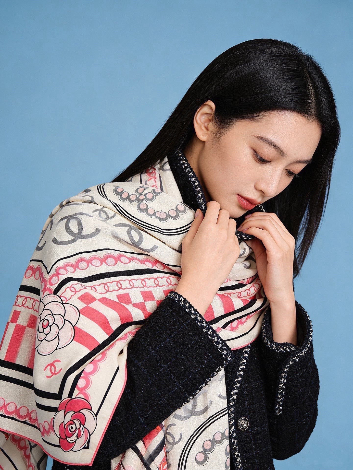 高级成衣系列～Chanel 【140双面同色丝绒披肩】此系列谱写一曲自由轻灵的赞歌本系列作品创新演绎品牌