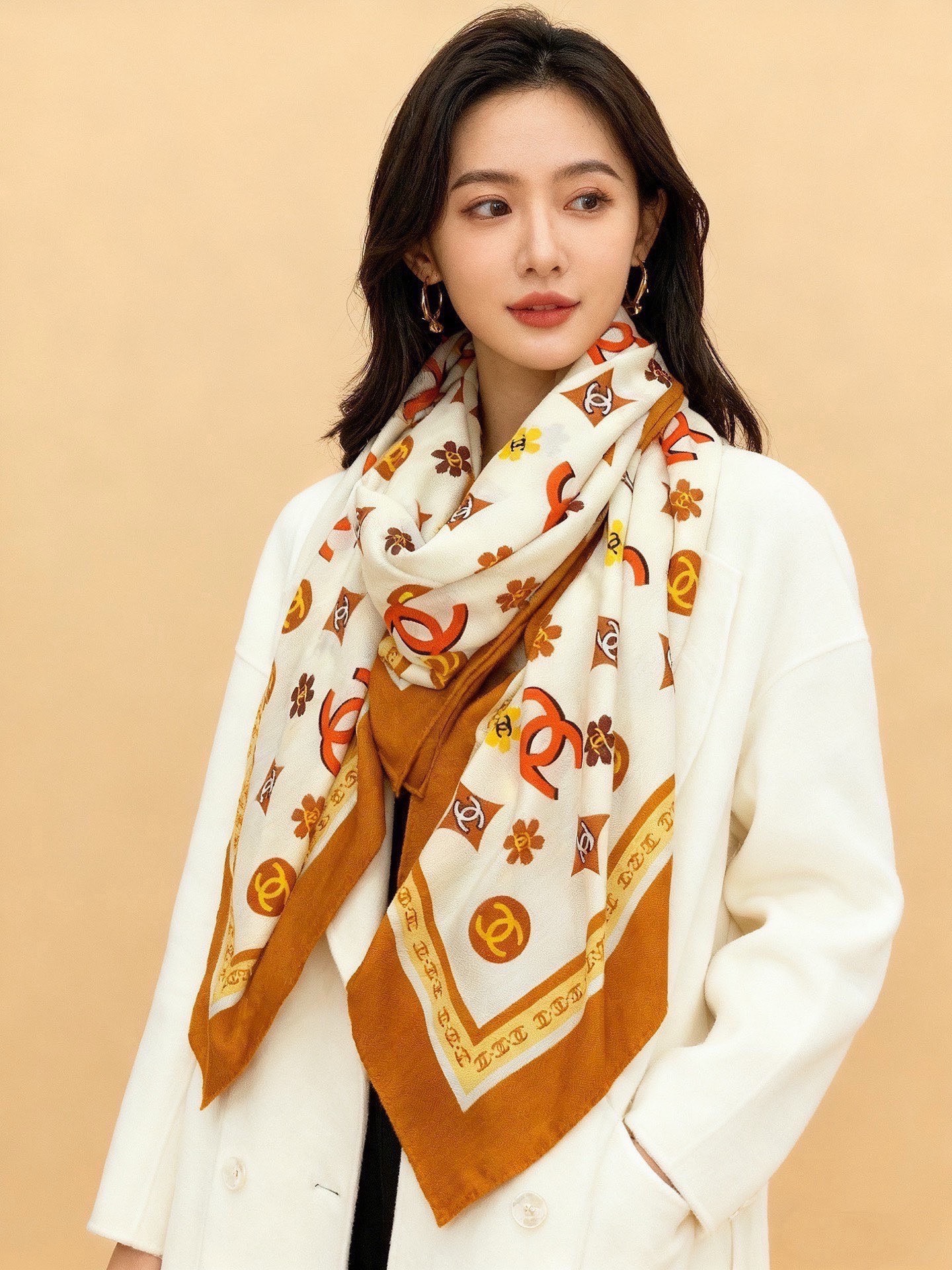 香奈儿上新❤️【Chanel】 经典茶花优雅Coco风，Chanel最新丝绒大方巾~气质到骨子里，香奶奶