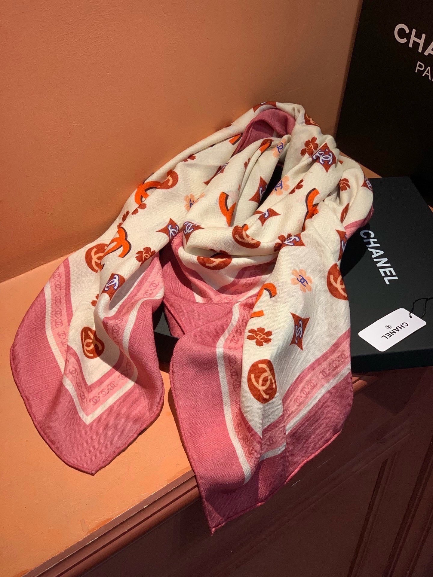 香奈儿上新❤️【Chanel】 经典茶花优雅Coco风，Chanel最新丝绒大方巾~气质到骨子里，香奶奶