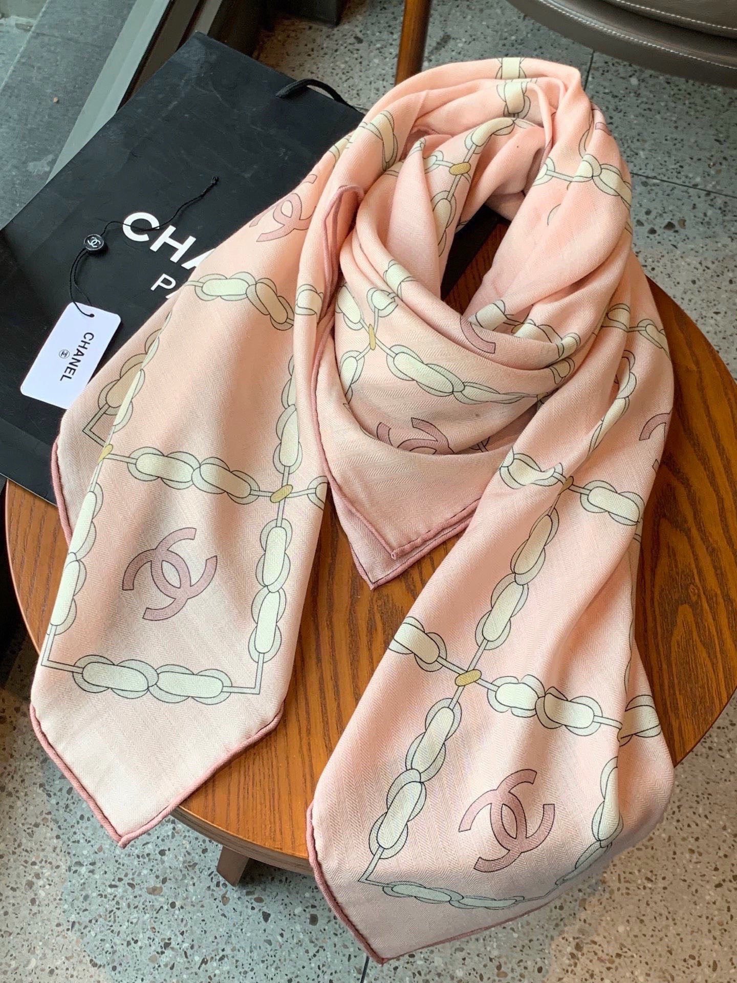 高级成衣系列～Chanel 【140双面同色丝绒披肩】此系列谱写一曲自由轻灵的赞歌本系列作品创新演绎品牌