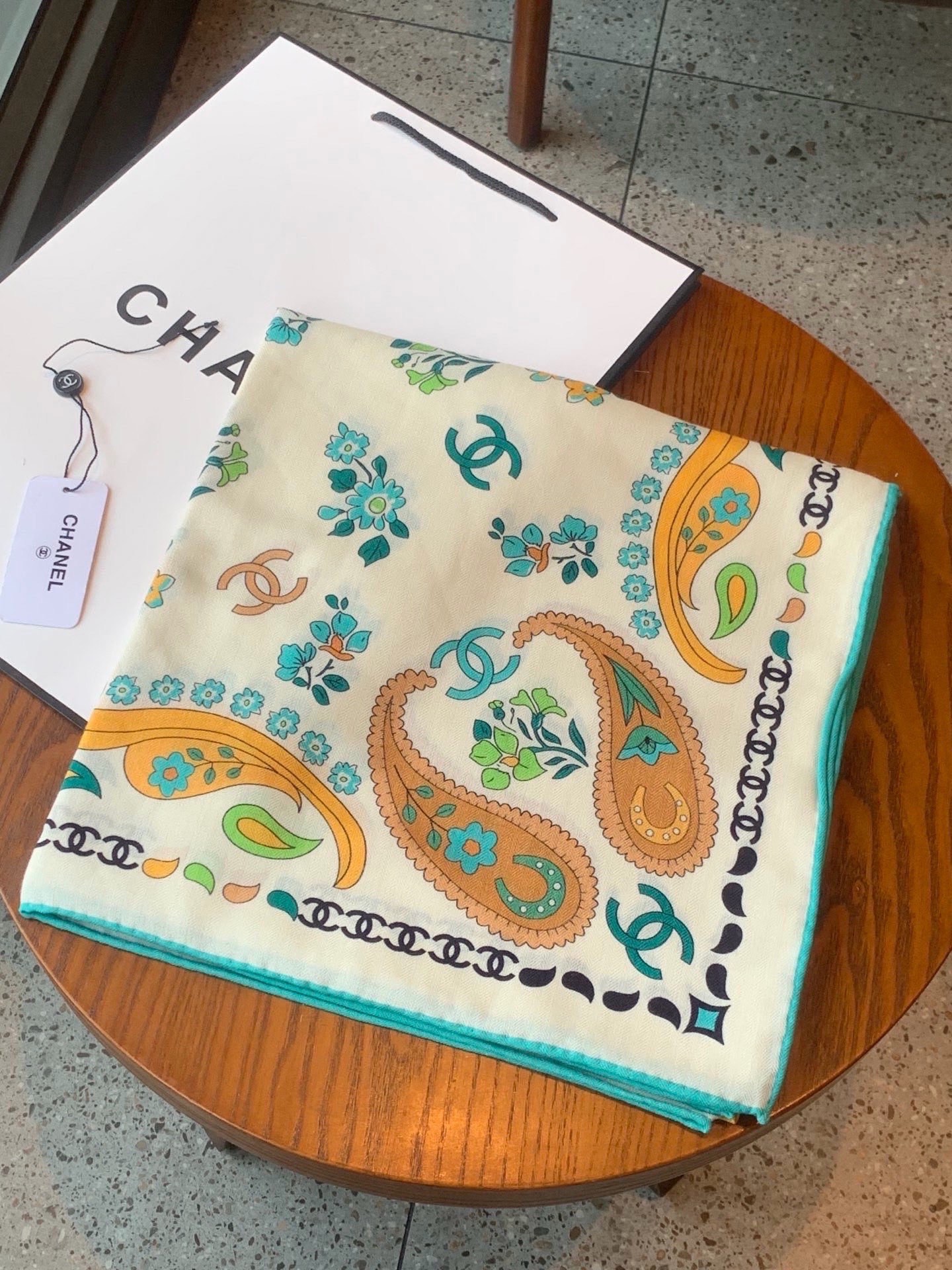 高级成衣系列～Chanel 【140双面同色丝绒披肩】此系列谱写一曲自由轻灵的赞歌本系列作品创新演绎品牌