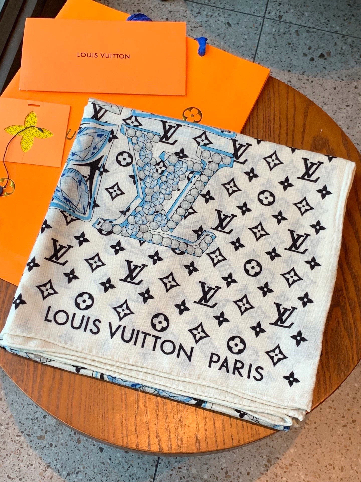 LV x TM 140披肩【140顶级丝绒双面同色披肩】本款L Multicolor披肩出自路易威登与知