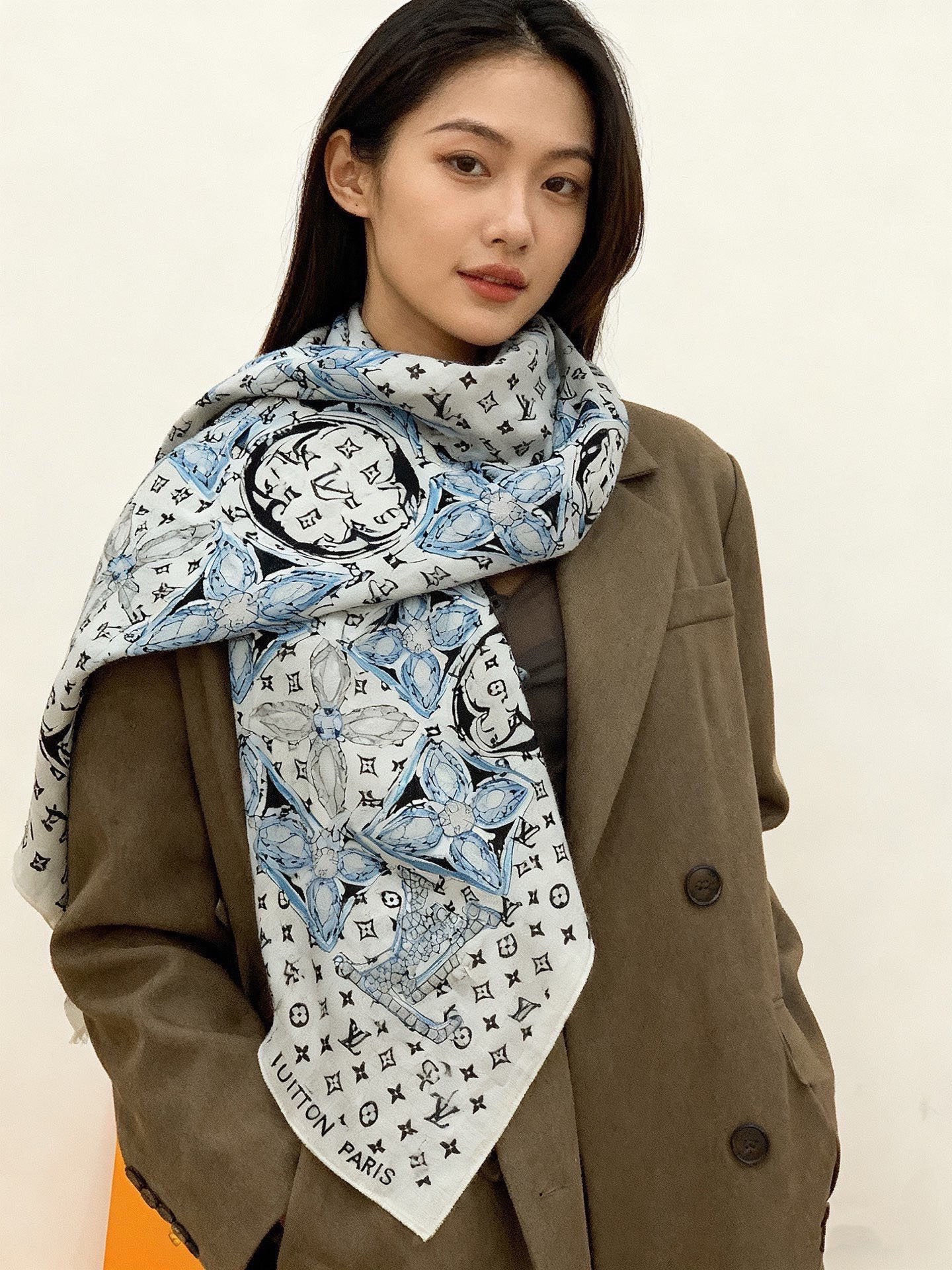 LV x TM 140披肩【140顶级丝绒双面同色披肩】本款L Multicolor披肩出自路易威登与知