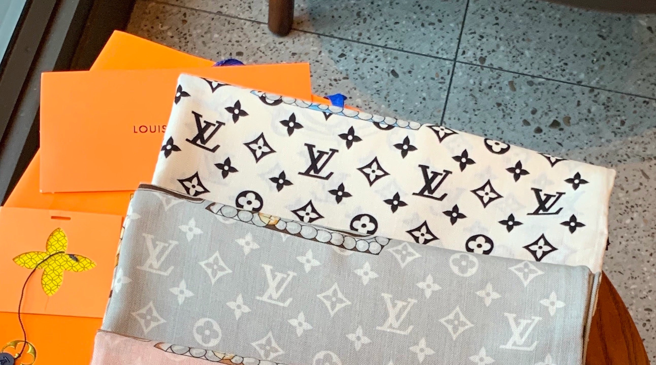 LV x TM 140披肩【140顶级丝绒双面同色披肩】本款L Multicolor披肩出自路易威登与知