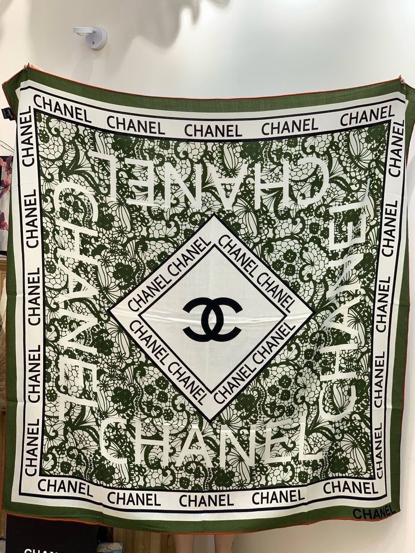 高级成衣系列～Chanel 【140双面同色丝绒披肩】此系列谱写一曲自由轻灵的赞歌本系列作品创新演绎品牌