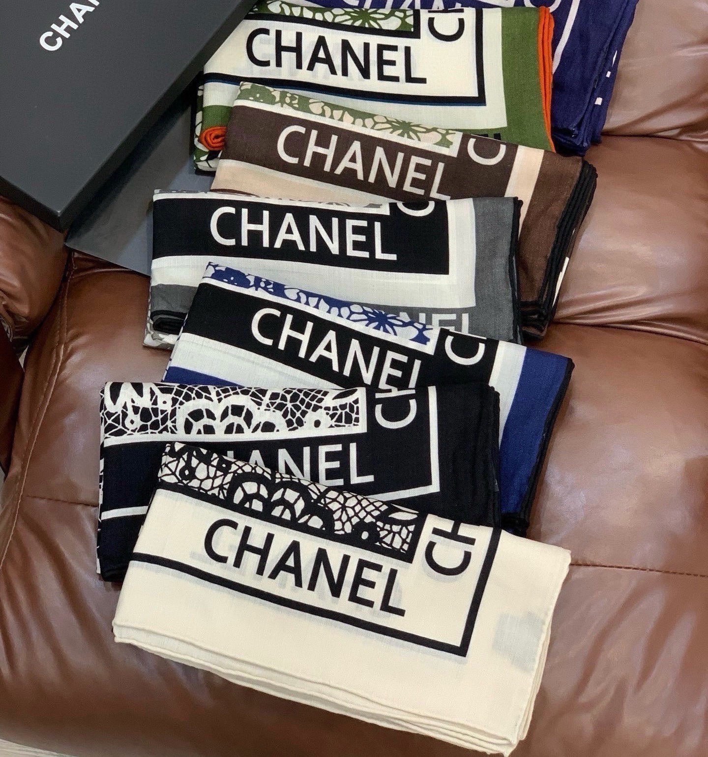 高级成衣系列～Chanel 【140双面同色丝绒披肩】此系列谱写一曲自由轻灵的赞歌本系列作品创新演绎品牌