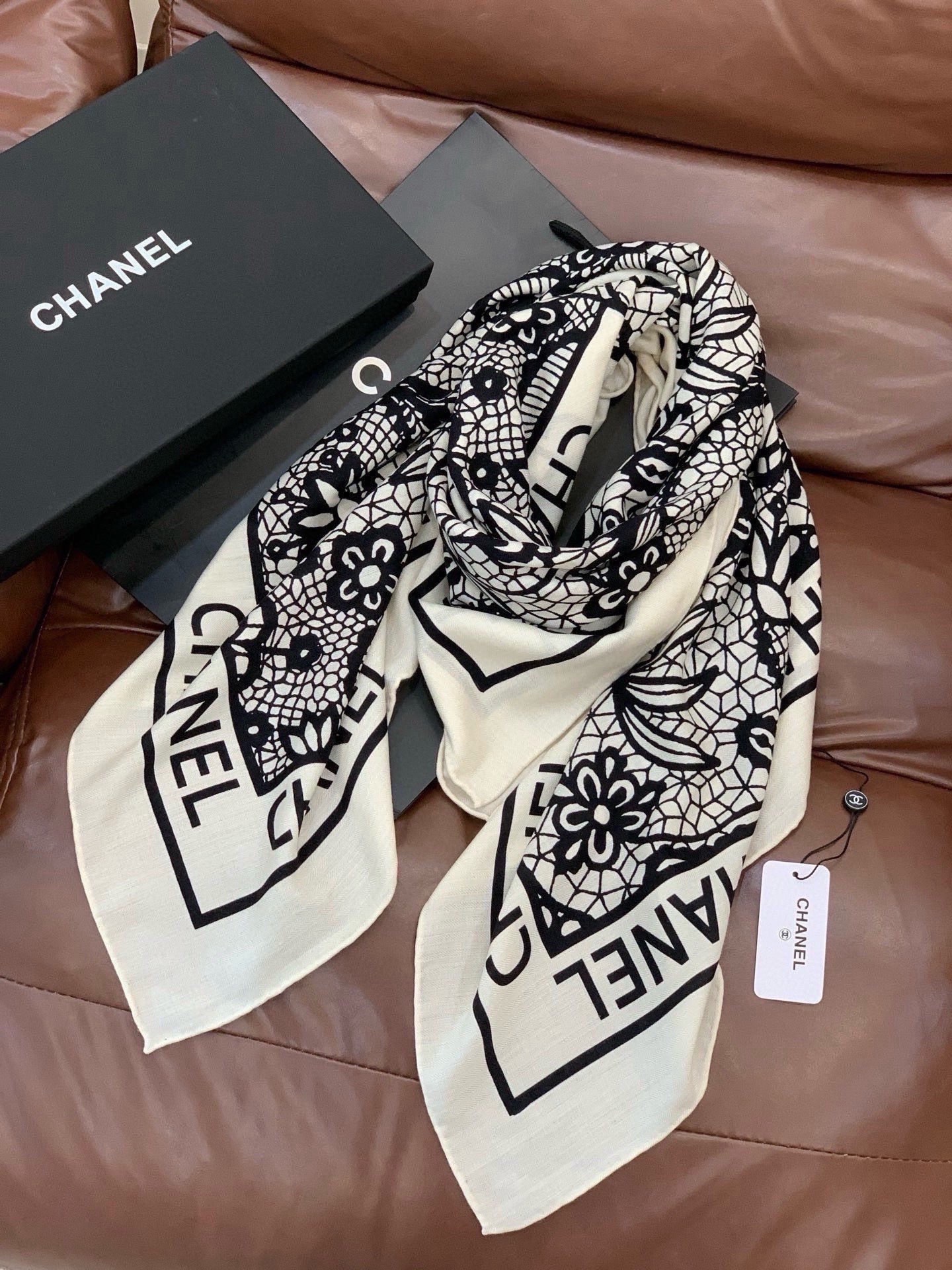 高级成衣系列～Chanel 【140双面同色丝绒披肩】此系列谱写一曲自由轻灵的赞歌本系列作品创新演绎品牌