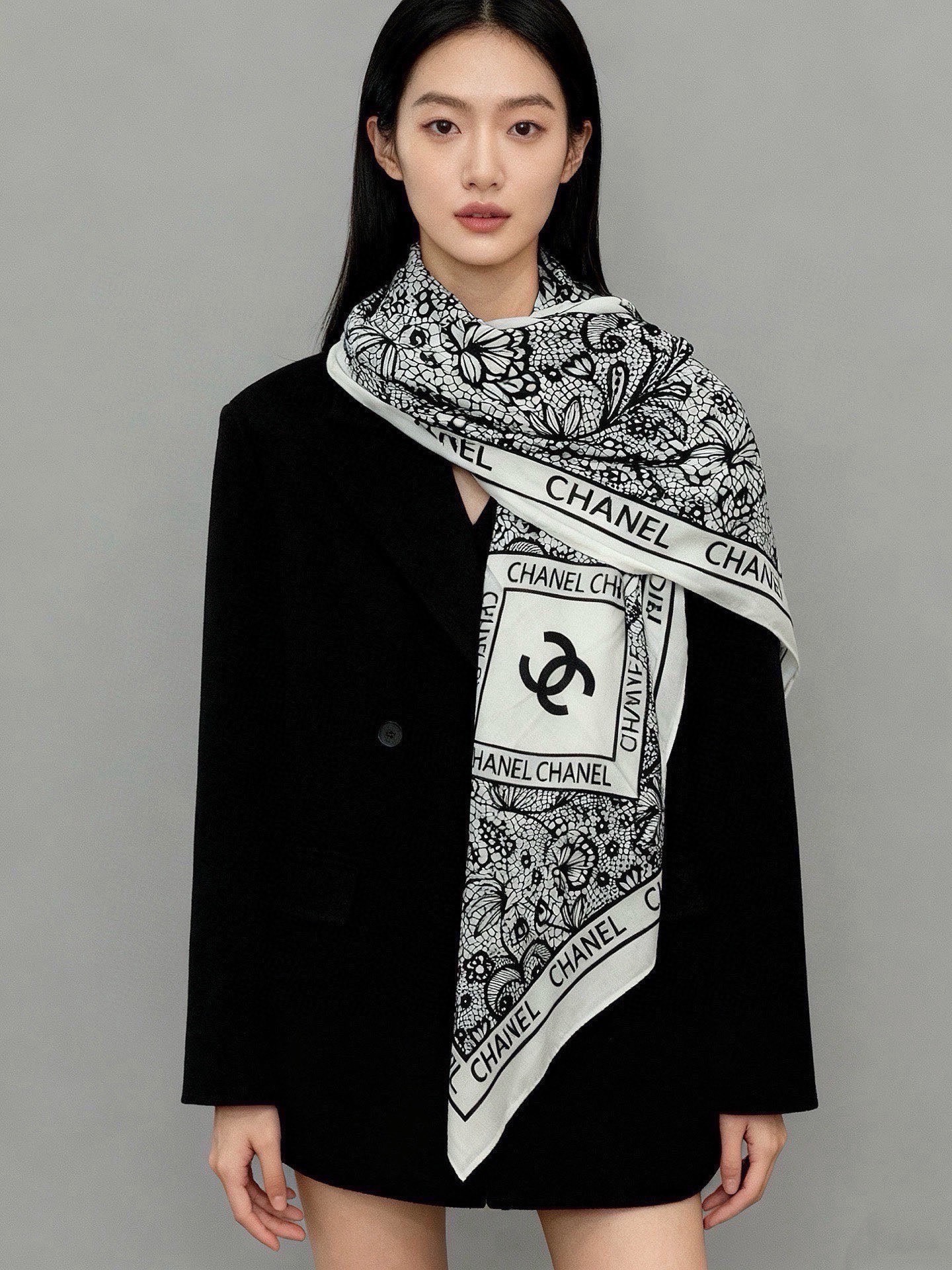 高级成衣系列～Chanel 【140双面同色丝绒披肩】此系列谱写一曲自由轻灵的赞歌本系列作品创新演绎品牌