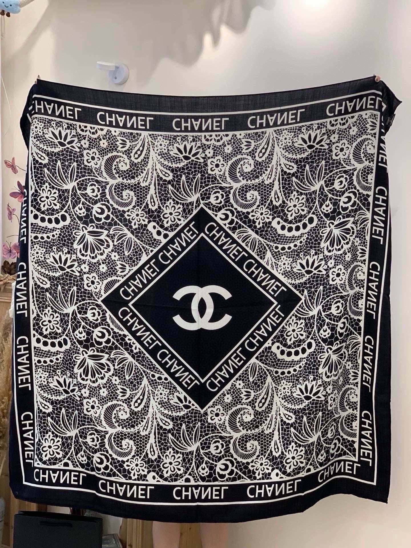 高级成衣系列～Chanel 【140双面同色丝绒披肩】此系列谱写一曲自由轻灵的赞歌本系列作品创新演绎品牌