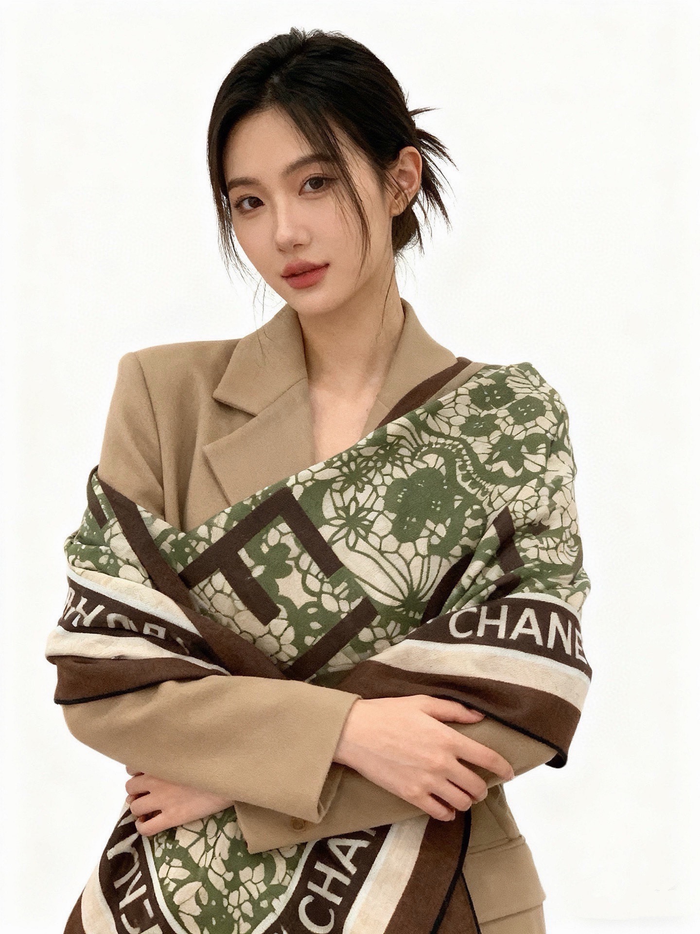 高级成衣系列～Chanel 【140双面同色丝绒披肩】此系列谱写一曲自由轻灵的赞歌本系列作品创新演绎品牌