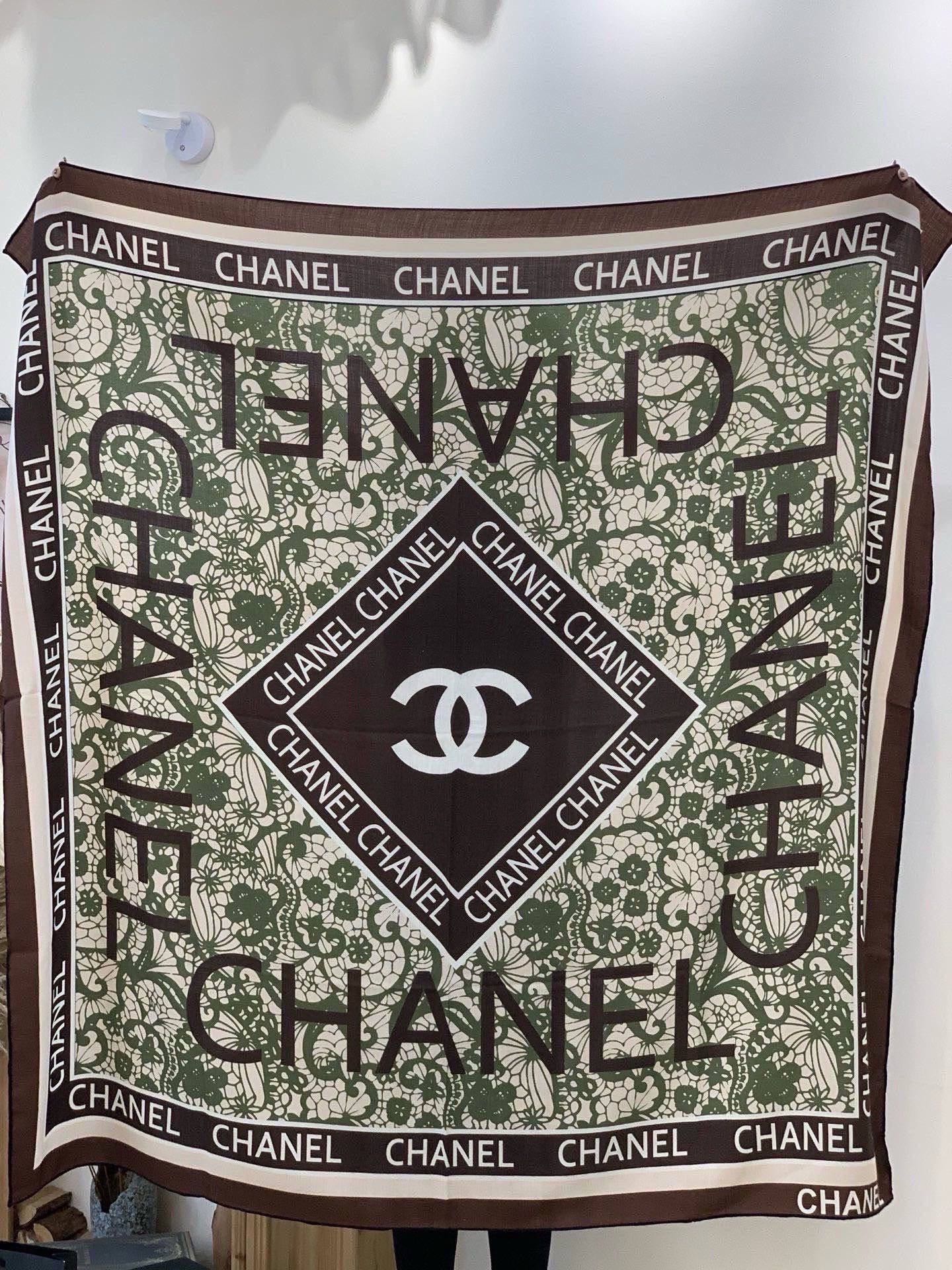 高级成衣系列～Chanel 【140双面同色丝绒披肩】此系列谱写一曲自由轻灵的赞歌本系列作品创新演绎品牌