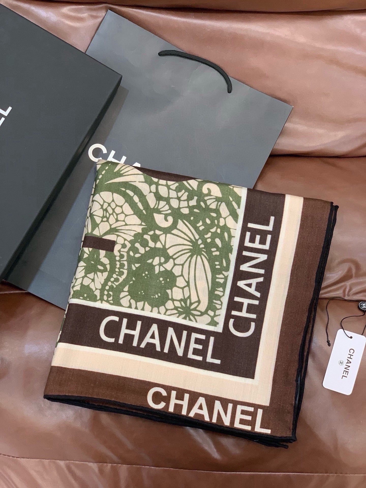 高级成衣系列～Chanel 【140双面同色丝绒披肩】此系列谱写一曲自由轻灵的赞歌本系列作品创新演绎品牌