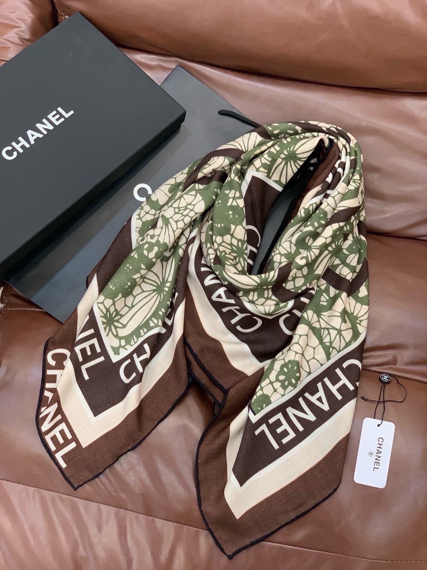 高级成衣系列～Chanel 【140双面同色丝绒披肩】此系列谱写一曲自由轻灵的赞歌本系列作品创新演绎品牌