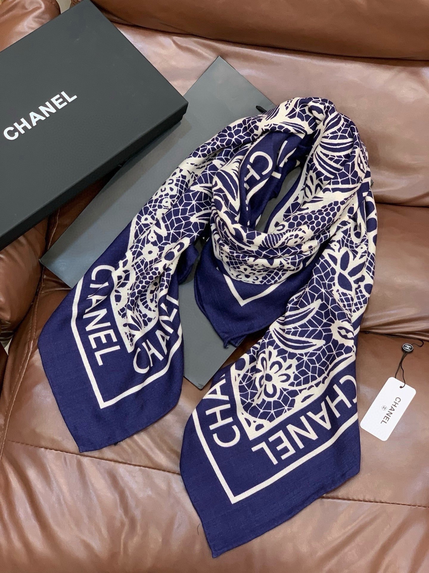 高级成衣系列～Chanel 【140双面同色丝绒披肩】此系列谱写一曲自由轻灵的赞歌本系列作品创新演绎品牌