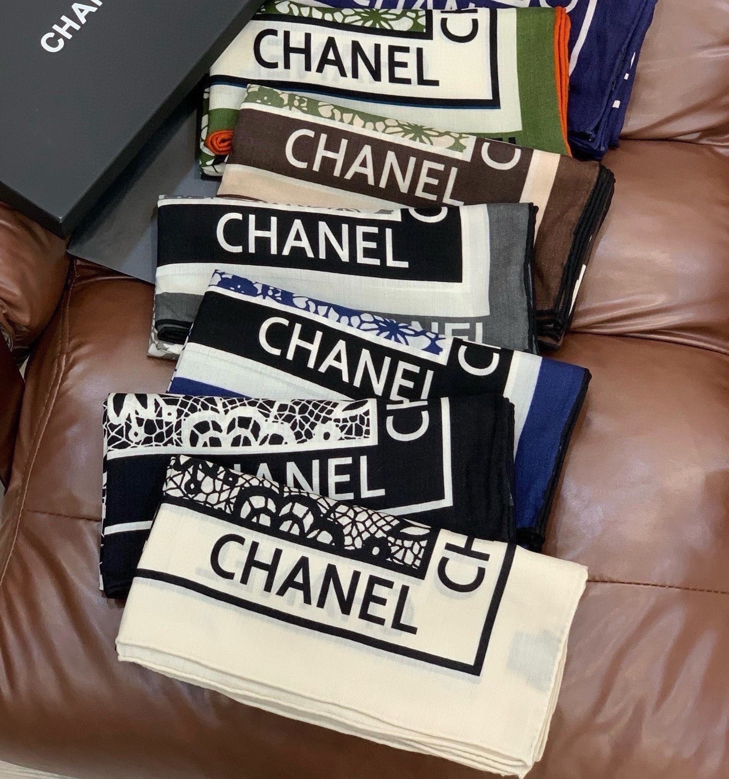 高级成衣系列～Chanel 【140双面同色丝绒披肩】此系列谱写一曲自由轻灵的赞歌本系列作品创新演绎品牌