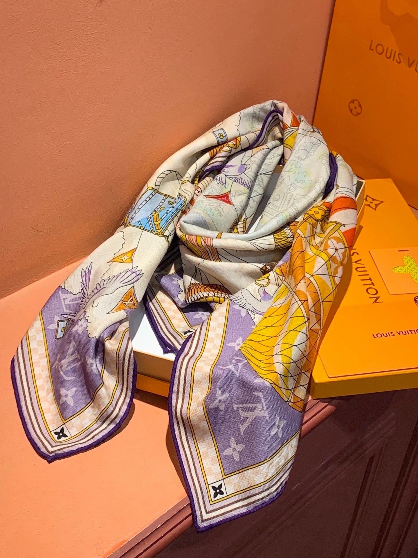 LV x TM 140披肩【140顶级丝绒双面同色披肩】本款L Multicolor披肩出自路易威登与知