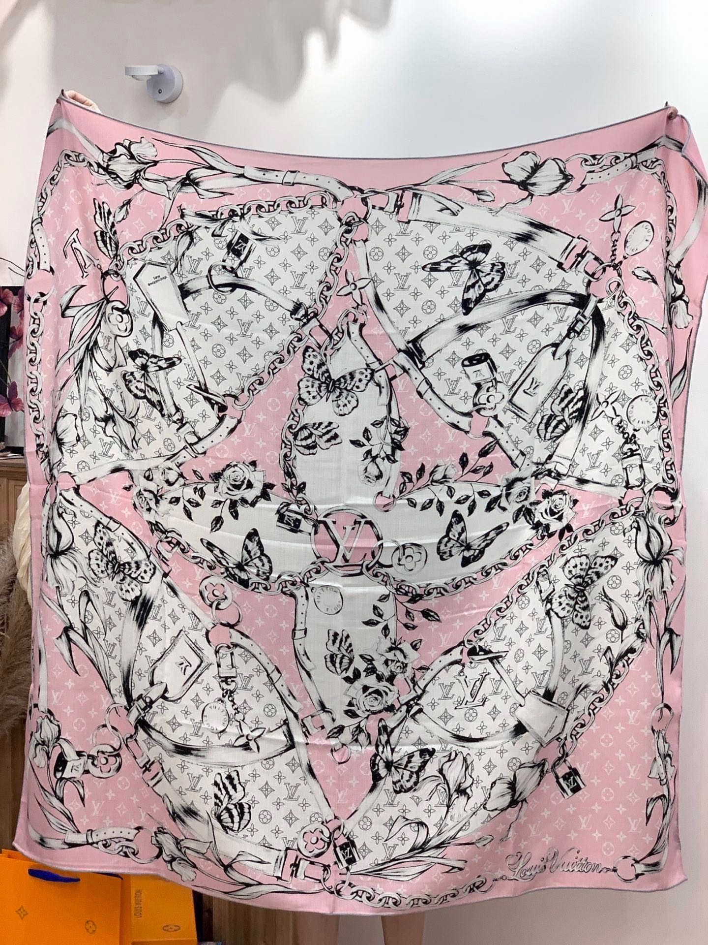 LV x TM 140披肩【140顶级丝绒双面同色披肩】本款L Multicolor披肩出自路易威登与知