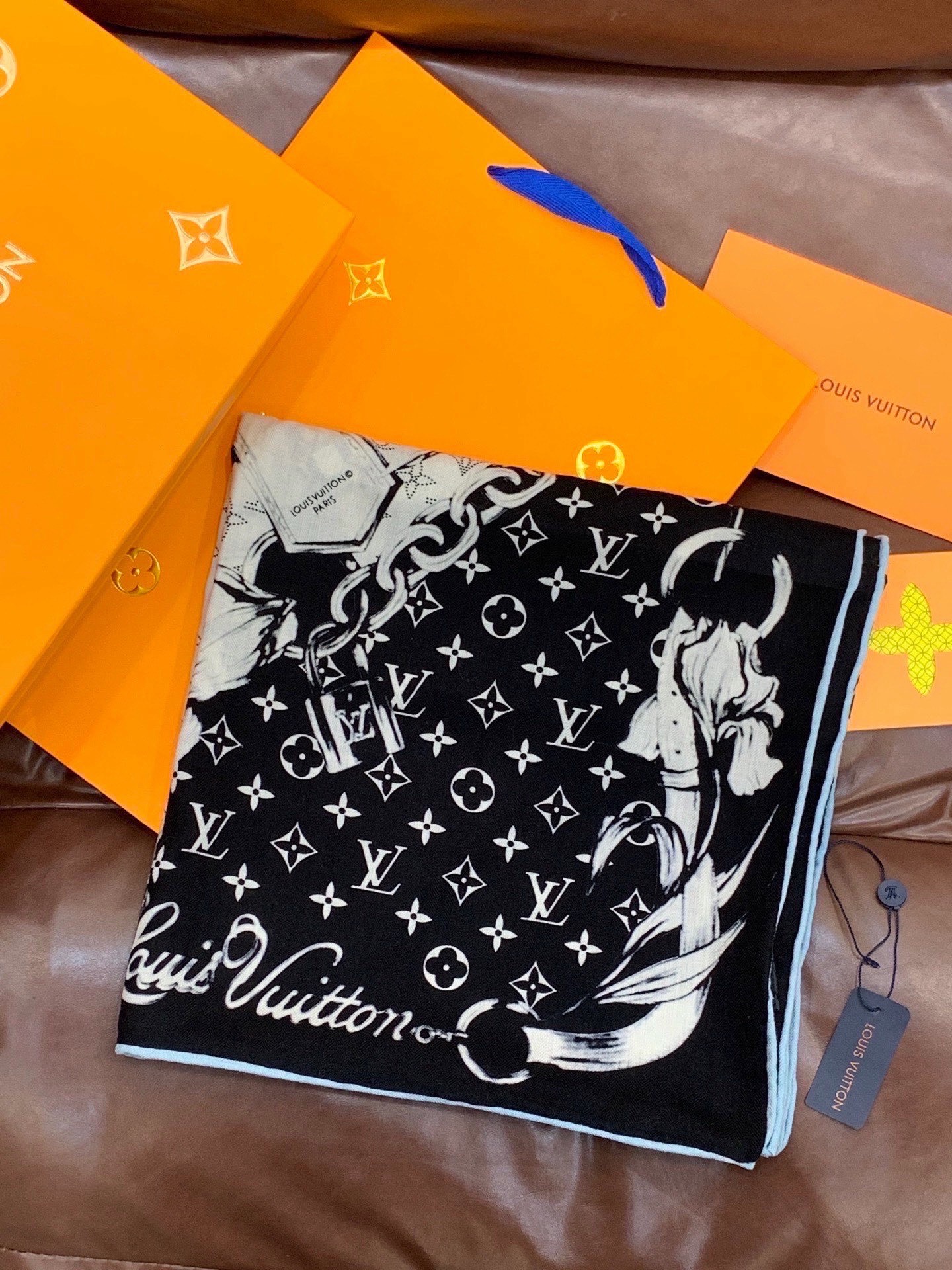 LV x TM 140披肩【140顶级丝绒双面同色披肩】本款L Multicolor披肩出自路易威登与知
