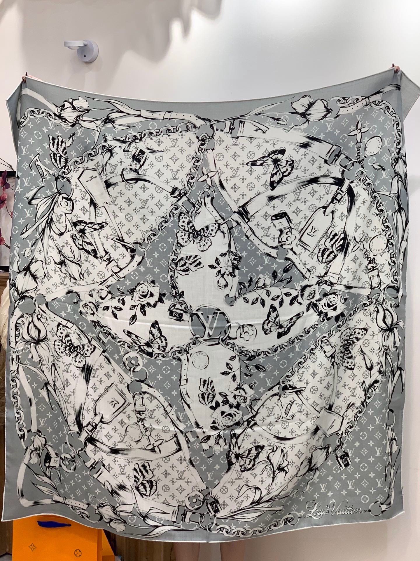 LV x TM 140披肩【140顶级丝绒双面同色披肩】本款L Multicolor披肩出自路易威登与知