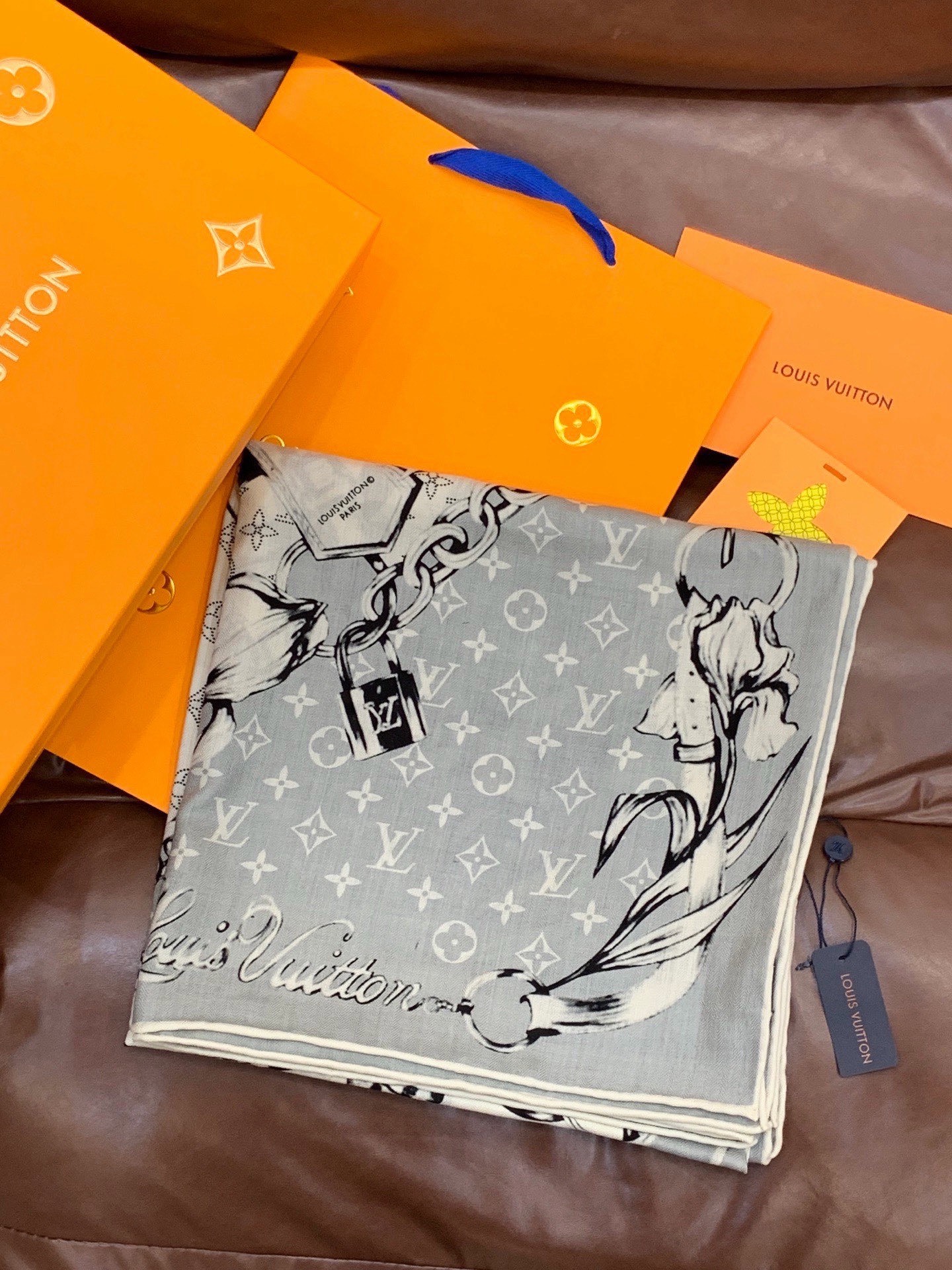 LV x TM 140披肩【140顶级丝绒双面同色披肩】本款L Multicolor披肩出自路易威登与知