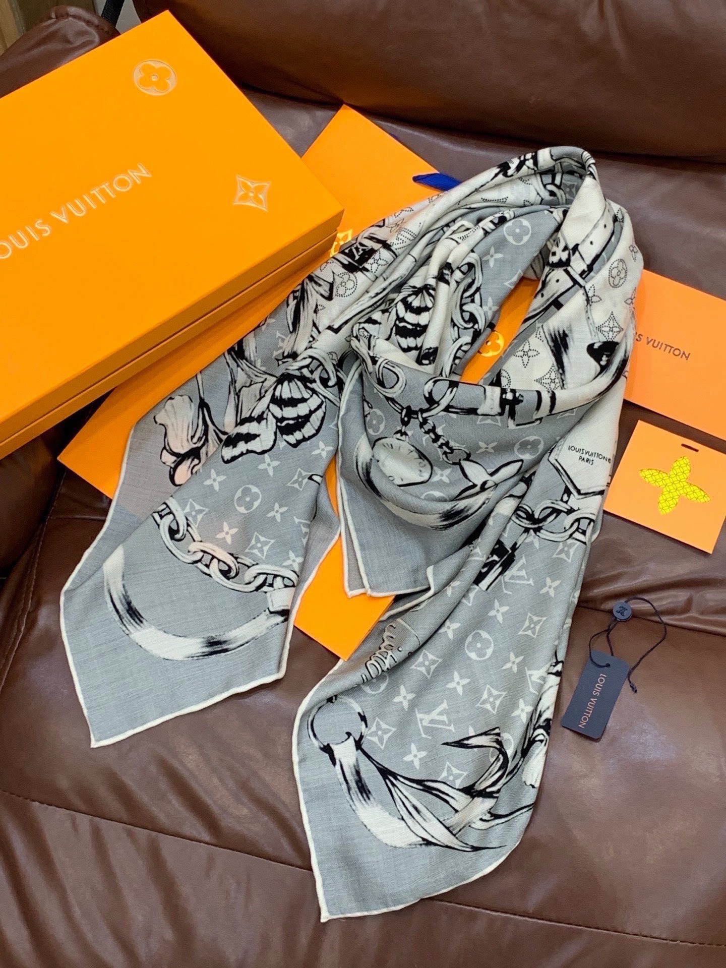LV x TM 140披肩【140顶级丝绒双面同色披肩】本款L Multicolor披肩出自路易威登与知