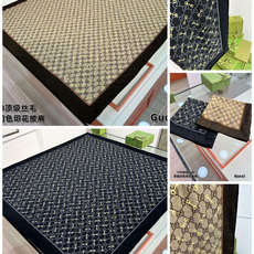 Gucci ~140双面同色披肩手工卷边山羊绒和真丝混纺披肩(70%山羊毛、30%桑蚕丝)。这款迷人的1 Gucci ~140双面同色披肩手工卷边山羊绒和真丝混纺披肩(70%山羊毛、30%桑蚕丝)。这款迷人的1