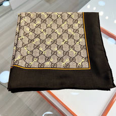 Gucci ~140双面同色披肩手工卷边山羊绒和真丝混纺披肩(70%山羊毛、30%桑蚕丝)。这款迷人的1 Gucci ~140双面同色披肩手工卷边山羊绒和真丝混纺披肩(70%山羊毛、30%桑蚕丝)。这款迷人的1